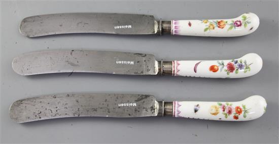 Three Meissen porcelain handled knives, late 18th century, 26cm